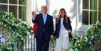 O presidente dos Estados Unidos, Donald Trump, e a primeira-dama, Melania Trump, acenam para os convidados durante o evento “Easter Egg Roll” na Casa Branca, em 6 de abril de 2026  Foto: Getty Images / BBC News Brasil