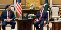 Vice-presidente dos EUA, J.D. Vance foi recebido pelo premi&ecirc; do Paquist&atilde;o, Shehbaz Sharif, antes de dar in&iacute;cio &agrave;s trativas com Ir&atilde;  Foto: Jacquelyn Martin / POOL / AFP via Getty Images) / BBC News Brasil