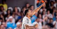 Mois&eacute;s marcou o gol da vit&oacute;ria do Santos &ndash;  Foto: Divulga&ccedil;&atilde;o/Santos / Jogada10