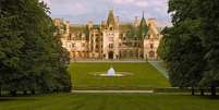 Biltmore House, a maior casa particular dos Estados Unidos, &eacute; considerada 'uma fantasia para viajar no tempo'. Ela fica nas montanhas de Asheville, na Carolina do Norte. Foto: William Abranowicz / BBC News Brasil