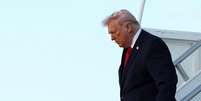 Trump desce escada de avi&atilde;o  Foto: REUTERS/Kevin Lamarque / BBC News Brasil