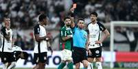 Andr&eacute;, jogador do Corinthians, recebe cart&atilde;o vermelho do &aacute;rbitro durante partida contra o Palmeiras  Foto: MARCELLO ZAMBRANA/AGIF - AG&Ecirc;NCIA DE FOTOGRAFIA/AGIF - AG&Ecirc;NCIA DE FOTOGRAFIA/ESTAD&Atilde;O CONTE&Uacute;DO