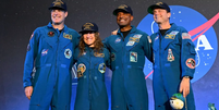 A tripula&ccedil;&atilde;o da Artemis II &mdash; os astronautas da NASA Reid Wiseman, Victor Glover e Christina Koch, e o astronauta da Ag&ecirc;ncia Espacial Canadense (CSA) Jeremy Hansen &mdash; &eacute; recebida de volta em uma cerim&ocirc;nia realizada no Centro Espacial Johnson, da NASA, em Houston, ap&oacute;s sua hist&oacute;rica miss&atilde;o de 10 dias ao redor da Lua e de volta &agrave; Terra  Foto: Divulga&ccedil;&atilde;o/Nasa