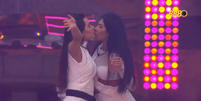 Jordana e Marciele, que j&aacute; tinham dado um selinho em mar&ccedil;o, se beijam durante festa  Foto: Reprodu&ccedil;&atilde;o/Globo