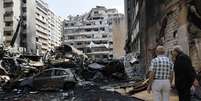 Pessoas inspecionam bairro de Beirute após ataque israelense em 8 de abril  Foto: ANSA / Ansa - Brasil
