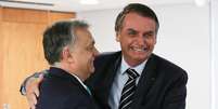 "Ele &eacute; mais bonito que eu" &mdash; Bolsonaro brincou com Orb&aacute;n em encontro em 2023  Foto: Marcos Corr&ecirc;a/PR / BBC News Brasil
