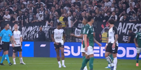 Andr&eacute;, do Corinthians, pega em partes &iacute;ntimas e &eacute; expulso em cl&aacute;ssico contra o Palmeiras  Foto: Reprodu&ccedil;&atilde;o/CBF