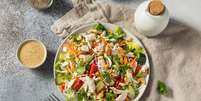 A salada com prote&iacute;na se torna mais saborosa e nutritiva Foto: Brent Hofacker | Shutterstock / Portal EdiCase