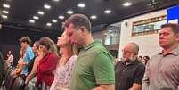 Pr&eacute;-candidato &agrave; Presid&ecirc;ncia, o senador Fl&aacute;vio Bolsonaro (PL-RJ) durante culto na Igreja Comunidade das Na&ccedil;&otilde;es, na H&iacute;pica Hall, em Bras&iacute;lia.  Foto: Wilton JUnior/Estad&atilde;o / Estad&atilde;o