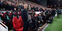 Arne Slot na partida de volta das quartas de final da Champions, em Anfield - Foto: Michael Steele/Getty Images / Jogada10