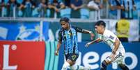 Jogadores de Gr&ecirc;mio e Deportivo Riestra em disputa de bola na Arena &ndash;  Foto: Lucas Uebel / Gr&ecirc;mio FBPA / Jogada10