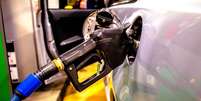 carro sendo abastecido com combust&iacute;vel  Foto: Getty Images / BBC News Brasil