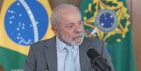 O presidente Lula na entrevista: "Fale mal, mas fale a verdade. N&atilde;o invente hist&oacute;ria"  Foto: Reprodu&ccedil;&atilde;o/YouTube