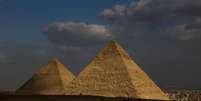 Vista da Grande Pir&acirc;mide e da pir&acirc;mide de Qu&eacute;fren em Giz&eacute;, Egito, em 14 de janeiro de 2026.  Foto: Jakub Porzycki/NurPhoto via Getty Images