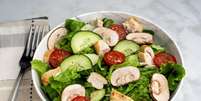 Salada com frango e cogumelo Foto: doug m | Shutterstock / Portal EdiCase