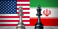 Imagem mostra as bandeiras dos EUA e do Irã com duas peças de xadrez em primeiro plano.  Foto: Getty Images / BBC News Brasil