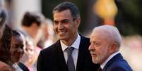 O presidente brasileiro Luiz In&aacute;cio Lula da Silva ao lado do primeiro-ministro espanhol Pedro S&aacute;nchez durante uma cerim&ocirc;nia de boas-vindas por ocasi&atilde;o da visita do presidente brasileiro ao Pal&aacute;cio de Pedralbes, em Barcelona, em 17 de abril de 2026.  Foto: AFP - OSCAR DEL POZO / RFI