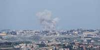 Fumaça subindo do local de um ataque aéreo israelense que atingiu a vila de Deir al-Zahrani, no sul do Líbano  Foto: Divulgação/AFP / Estadão