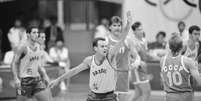 jogador Oscar Schmidt (c), do Brasil, durante a partida contra a seleção da URSS, pelas quartas de final dos Jogos Olímpicos de Seul, na Coreia do Sul.  Foto: Sergio Berezovsky/Estadão Conteúdo / Estadão