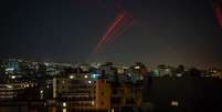 Tiros s&atilde;o disparados para o c&eacute;u nos sub&uacute;rbios do sul de Beirute nas primeiras horas de 17 de abril de 2026, enquanto os moradores comemoram o in&iacute;cio de um cessar-fogo de 10 dias que entrou em vigor &agrave; meia-noite.  Foto: Getty Images / BBC News Brasil