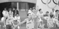 Oscar Schmidt durante a partida contra a seleção da União Soviética, pelas quartas de final dos Jogos Olímpicos de Seul, na Coreia do Sul  Foto: Sérgio Berezovsky/Estadão / Estadão