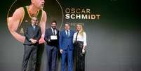 Oscar Schmidt foi introduzido no Hall da Fama do COB em 8 de abril, e foi representado pelo filho, Felipe, na cerim&ocirc;nia  Foto: Alexandre Loureiro/COB