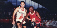 Oscar Schmidt enfrenta Michael Jordan na quadra  Foto: Reprodução