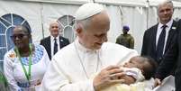 Leão XIV segura bebê em Yaoundé, em Camarões  Foto: ANSA / Ansa - Brasil