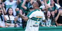 Breno Lopes celebra gol na vit&oacute;ria do Coritiba sobre o Atl&eacute;tico-MG Foto: JP Pacheco/Coritiba / Esporte News Mundo