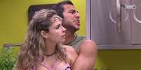 Matheus Lisboa tenta conter Ana Paula Renault durante briga com Renan no BBB 16  Foto: Reprodu&ccedil;&atilde;o de 'BBB 16' (2016)/TV Globo / Estad&atilde;o