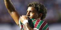John Kennedy jogador do Fluminense comemora seu gol durante partida contra o Santos no est&aacute;dio Vila Belmiro pelo campeonato Brasileiro A 2026.  Foto: MAUR&Iacute;CIO DE SOUZA/AGIF - AG&Ecirc;NCIA DE FOTOGRAFIA/ESTAD&Atilde;O CONTE&Uacute;DO