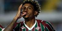 O jogador John Kennedy, do Fluminense, comemora seu gol marcado sobre o Santos durante partida v&aacute;lida pela 12&ordf; rodada do Campeonato Brasileiro, S&eacute;rie A, no est&aacute;dio da Vila Belmiro, em Santos (SP), neste domingo, 19 de abril de 2026. Foto: GUILHERME DION&Iacute;ZIO/C&Oacute;DIGO19/ESTAD&Atilde;O CONTE&Uacute;DO