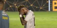 Neymar deixa Vila Belmiro ap&oacute;s derrota para o Fluminense com os dedos no ouvido   Foto: Reprodu&ccedil;&atilde;o