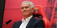 Mourinho dando sua coletiva de imprensa em sua chegada ao Benfica   Foto: T&acirc;nia Paulo / SL Benfica / Esporte News Mundo