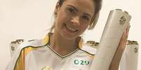 Ana Paula Renault com a tocha ol&iacute;mpica Foto: Arquivo Pessoal/ rede social/ @anapaularenault / Esporte News Mundo