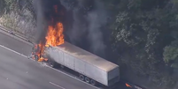 Carreta pega fogo na Rodovia Anhanguera  Foto: Reprodução/TV Record