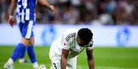 &Eacute;der Milit&atilde;o, do Real Madrid, ca&iacute;do no gramado durante a partida da LaLiga EA Sports entre Real Madrid CF e Deportivo Alav&eacute;s, no Est&aacute;dio Santiago Bernab&eacute;u, em 21 de abril de 2026, em Madri, Espanha. Foto: Alvaro Medranda/Quality Sport Images/Getty Images