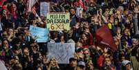Manifestantes protestam contra a escala 6x1 na 
Avenida Paulista, em julho de 2025.  Foto: Taba Benedicto/ Estad&atilde;o / Estad&atilde;o