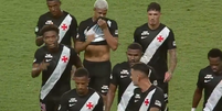 Discuss&atilde;o entre Thiago Mendes e Puma Rodriguez, jogadores do Vasco  Foto: Reprodu&ccedil;&atilde;o/Premiere