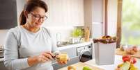 Estudo aponta que cozinhar regularmente pode reduzir o risco de dem&ecirc;ncia; entenda a rela&ccedil;&atilde;o entre o h&aacute;bito e a sa&uacute;de do c&eacute;rebro  Foto: Reprodu&ccedil;&atilde;o: Canva/fcafotodigital / Bons Fluidos