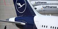 Aeronaves da companhia alem&atilde; Lufthansa na pista do Aeroporto de Frankfurt, no oeste da Alemanha, em 15 de abril de 2026.  Foto: RFI