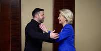 Presidentes Volodymyr Zelensky e Ursula von der Leyen durante encontro em Kiev, em fevereiro de 2026  Foto: ANSA / Ansa - Brasil