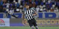Alexander Barboza em partida pelo Botafogo contra o Cruzeiro, no Brasileir&atilde;o 2026 -   Foto: Wagner Meier/Getty Images / Esporte News Mundo