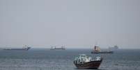 Navios cargueiros paralisados no Estreito de Ormuz na quarta-feira, 22 de abril de 2026.  Foto: © Stringer / Reuters / RFI
