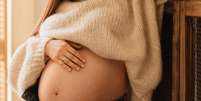 Mulher grávida mostra sua barriga  Foto: Getty Images / BBC News Brasil