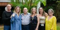Ana Paula Renault e os irmãos ao lado do pai, Gerardo  Foto: Reprodução/Instagram