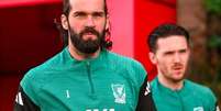 Foto: Divulgação - Legenda: Alisson durante treinamento do Liverpool / Jogada10