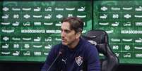 Luis Zubeld&iacute;a em entrevista coletiva ap&oacute;s partida entre Fluminense e Oper&aacute;rio-PR pela 5&ordf; fase da Copa do Brasil 2026. (FOTO: MARCELO GON&Ccedil;ALVES / FLUMINENSE F.C.) Foto: Esporte News Mundo