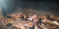 Carne de burro na churrasqueira - carnes e linguiças  Foto: Diário El Chubut / BBC News Brasil
