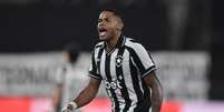 J&uacute;nior Santos (Botafogo) durante jogo contra a Chapecoense, no dia 21.04.2026. Foto: Associated Press / Alamy